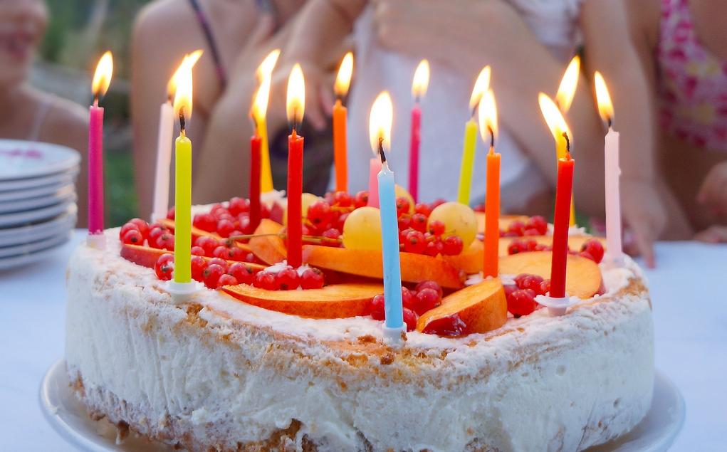 Narozeninový dort se svíčkami